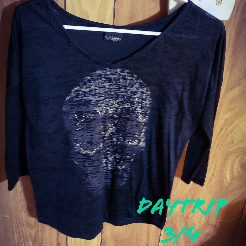 Thin shirt with skull sequins